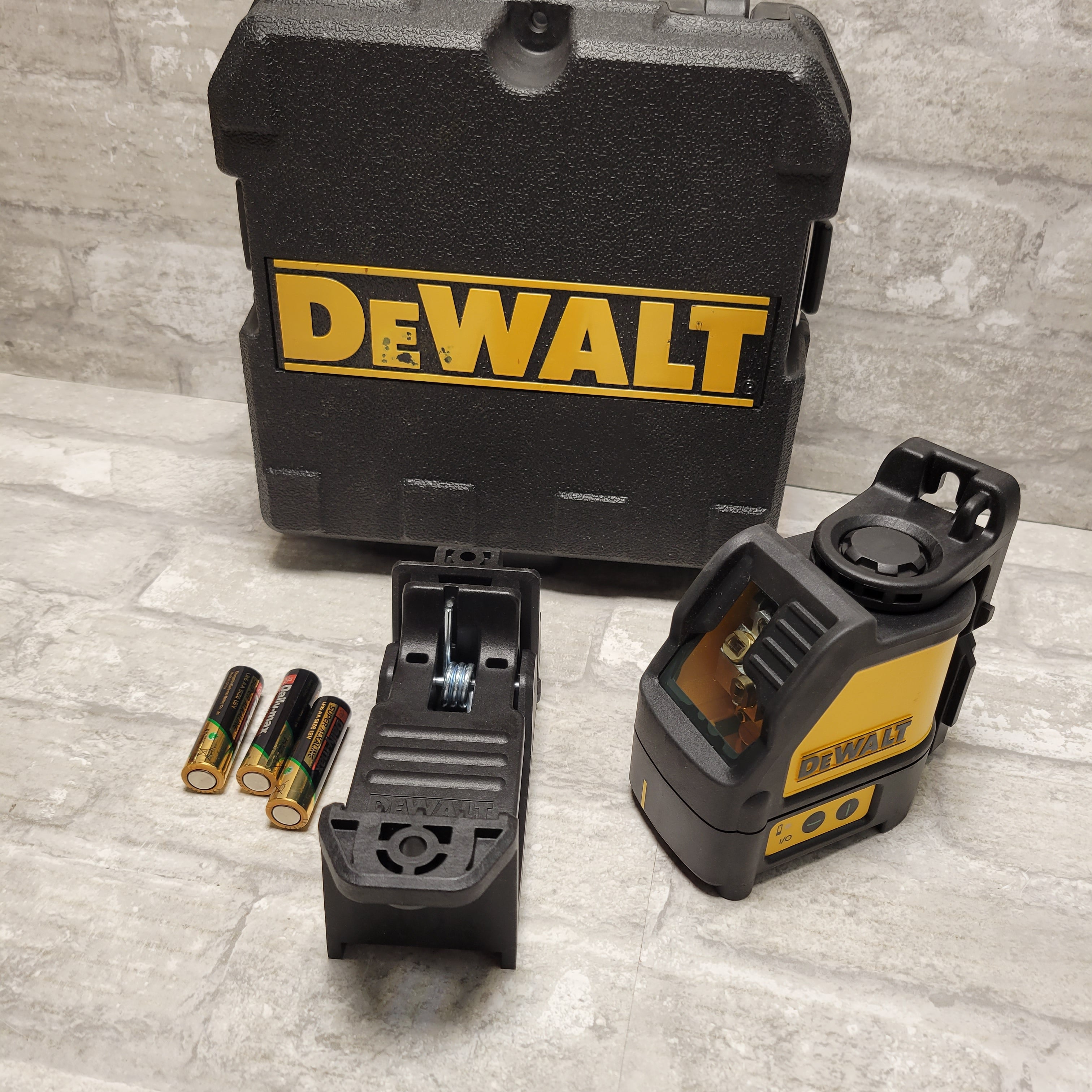 DeWALT DW088CG 100ft Green Self-Leveling Cross Line Laser Level *FOR PARTS* (8097253163246)